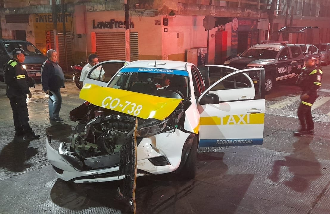 Tres lesionados deja accidente automovilístico en el centro de Córdoba