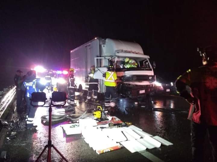 Conductor prensado al chocar por alcance contra un tráiler en la autopista Córdoba-Puebla