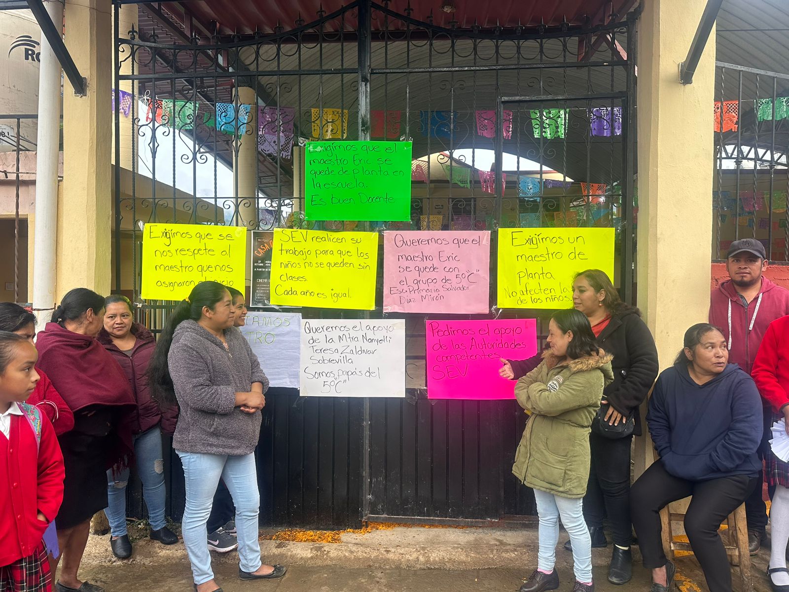 En San Juan Texhuacan reubican a maestro y dejan sin clases a estudiantes