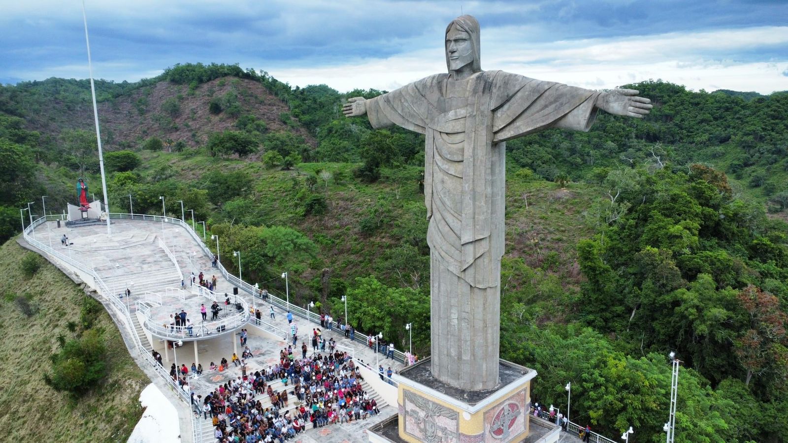 Celebran el XVI aniversario del Cristo Redentor en Tihuatlán
