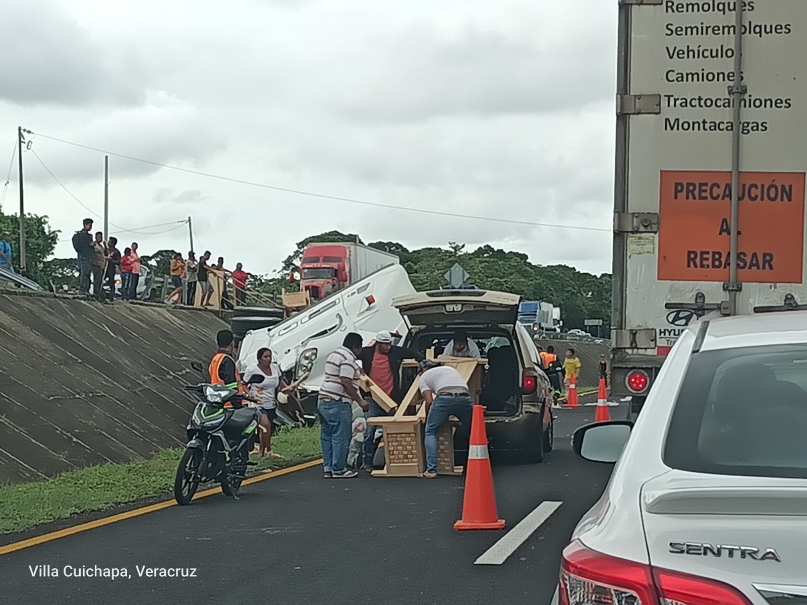 Rapiña de muebles de madera en la carretera Coatzacoalcos-Villahermosa