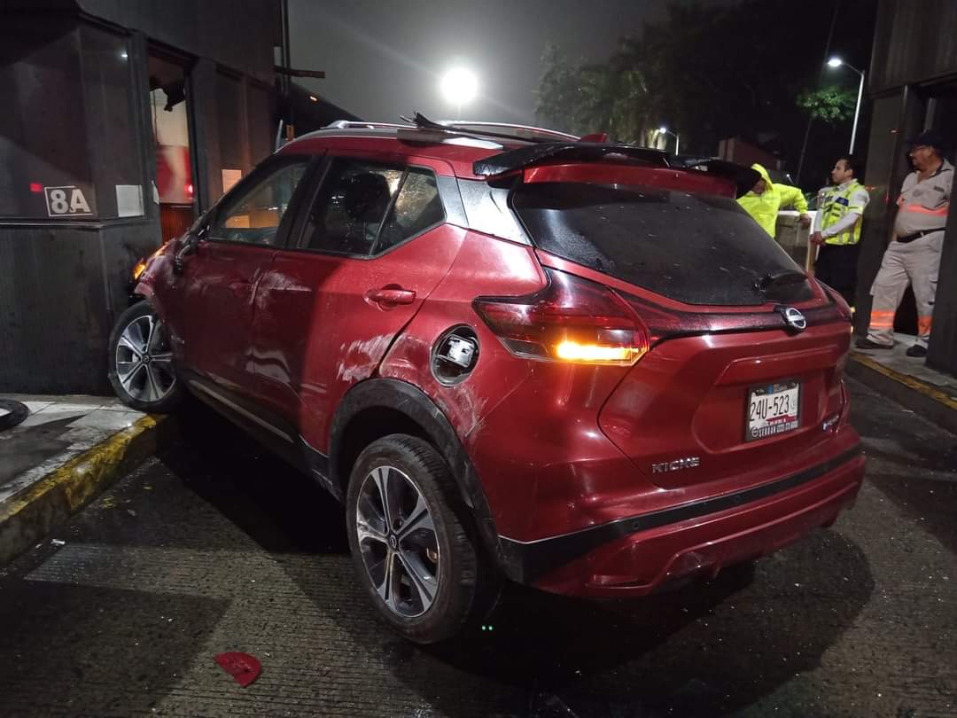 Otro auto se estrella en la ex caseta de cobro de Fortín