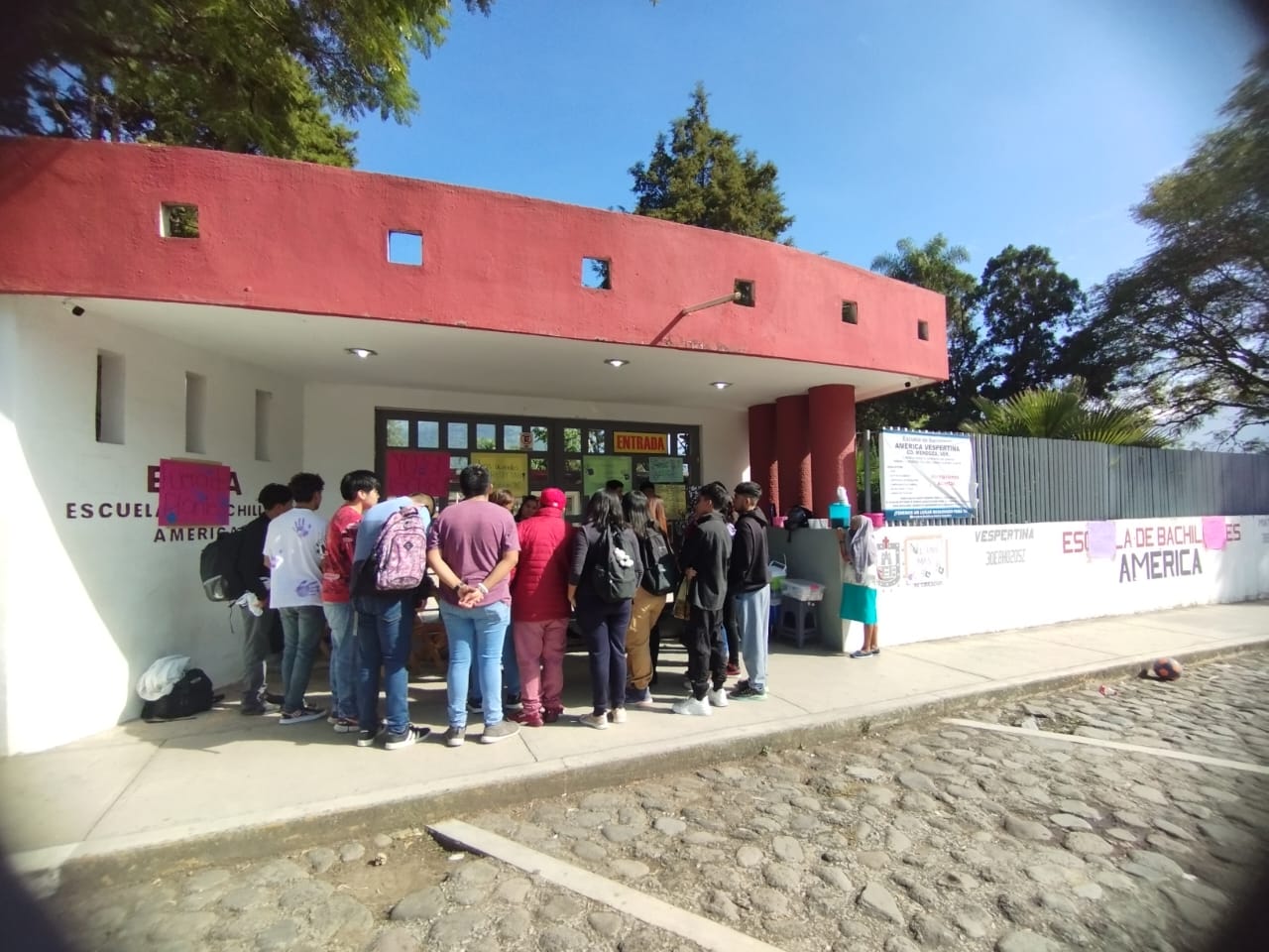 Padres de familia exigen remoción de maestro por presunto acoso a alumnas en Ciudad Mendoza
