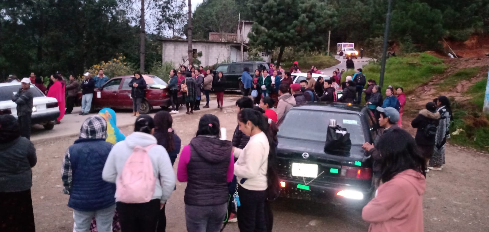 Por falta de maestros, padres de familia bloquean carretera Tequila-Tehuipango