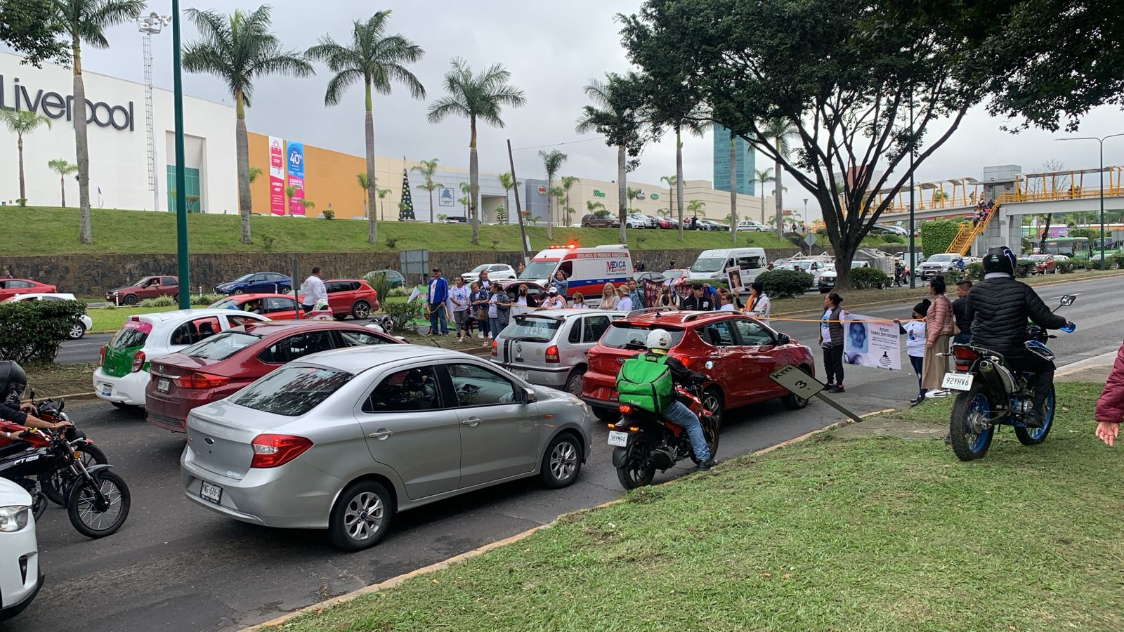 Madres de personas desaparecidas cierran un carril de la carretera Xalapa-Veracruz