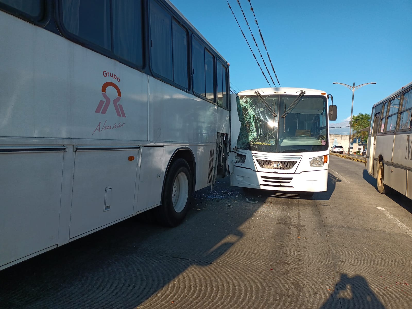Ocho lesionados tras choque por alcance de dos autobuses en Fortín