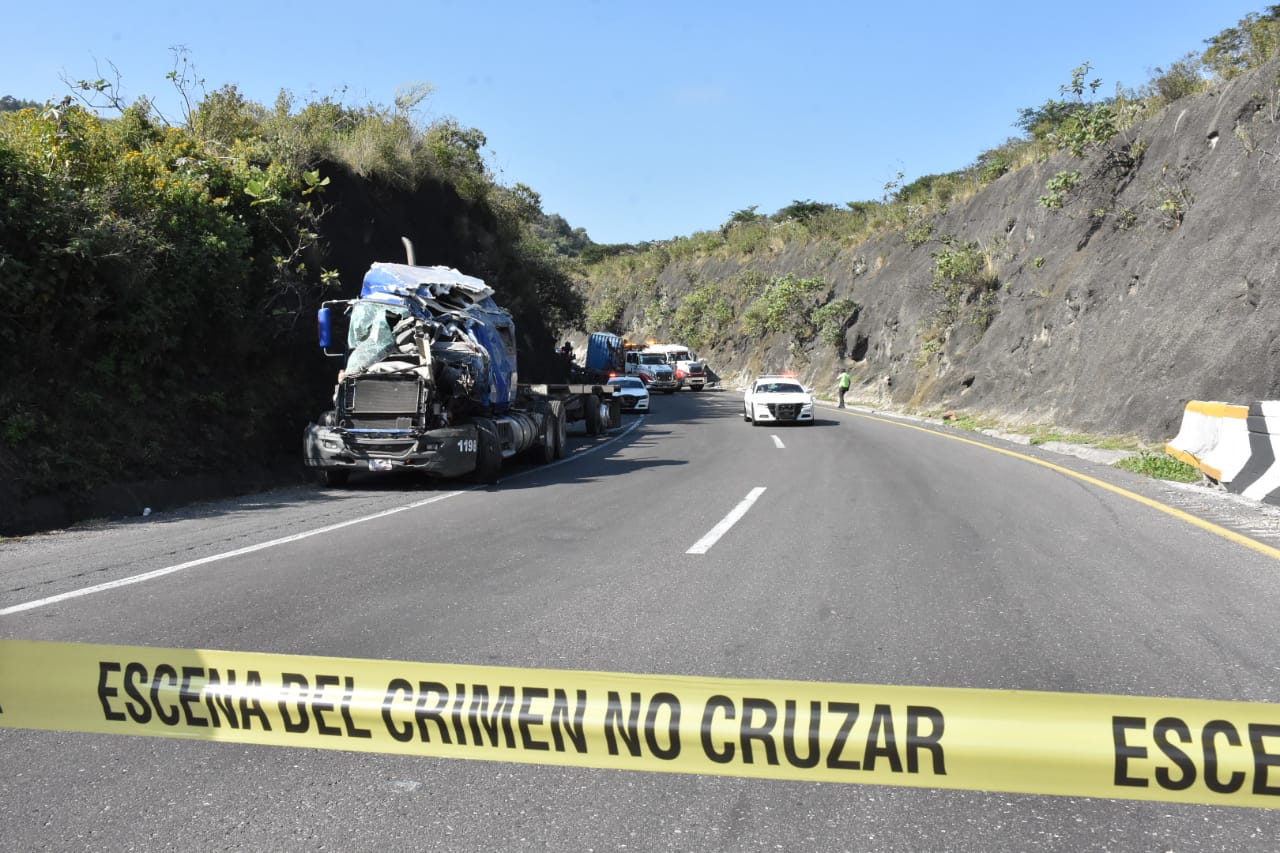 Choque de tráiler deja dos lesionados en las Cumbres de Maltrata