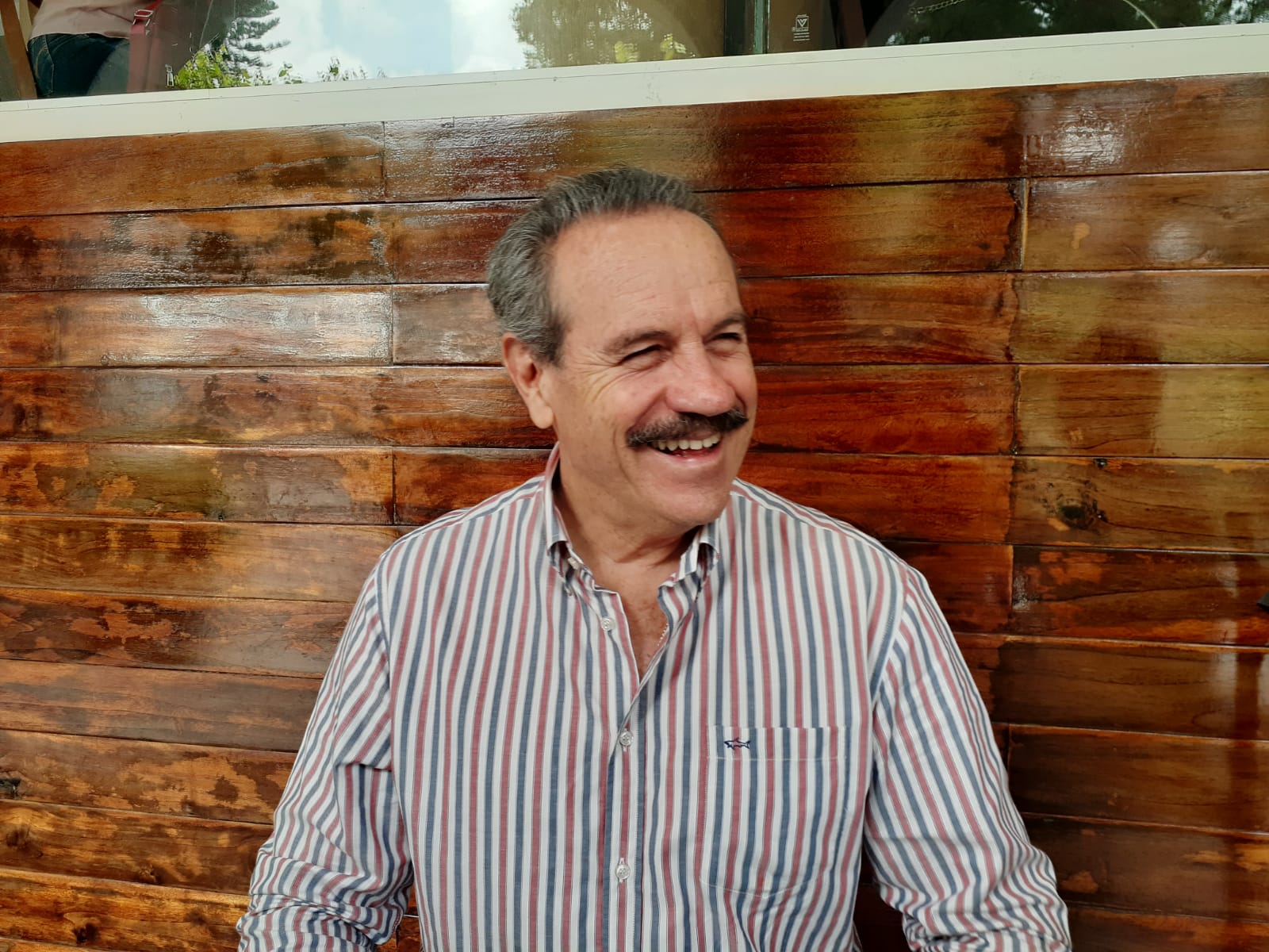 Juan Bueno Torio reaparece en el ámbito político; asiste a evento de Xóchitl Gálvez