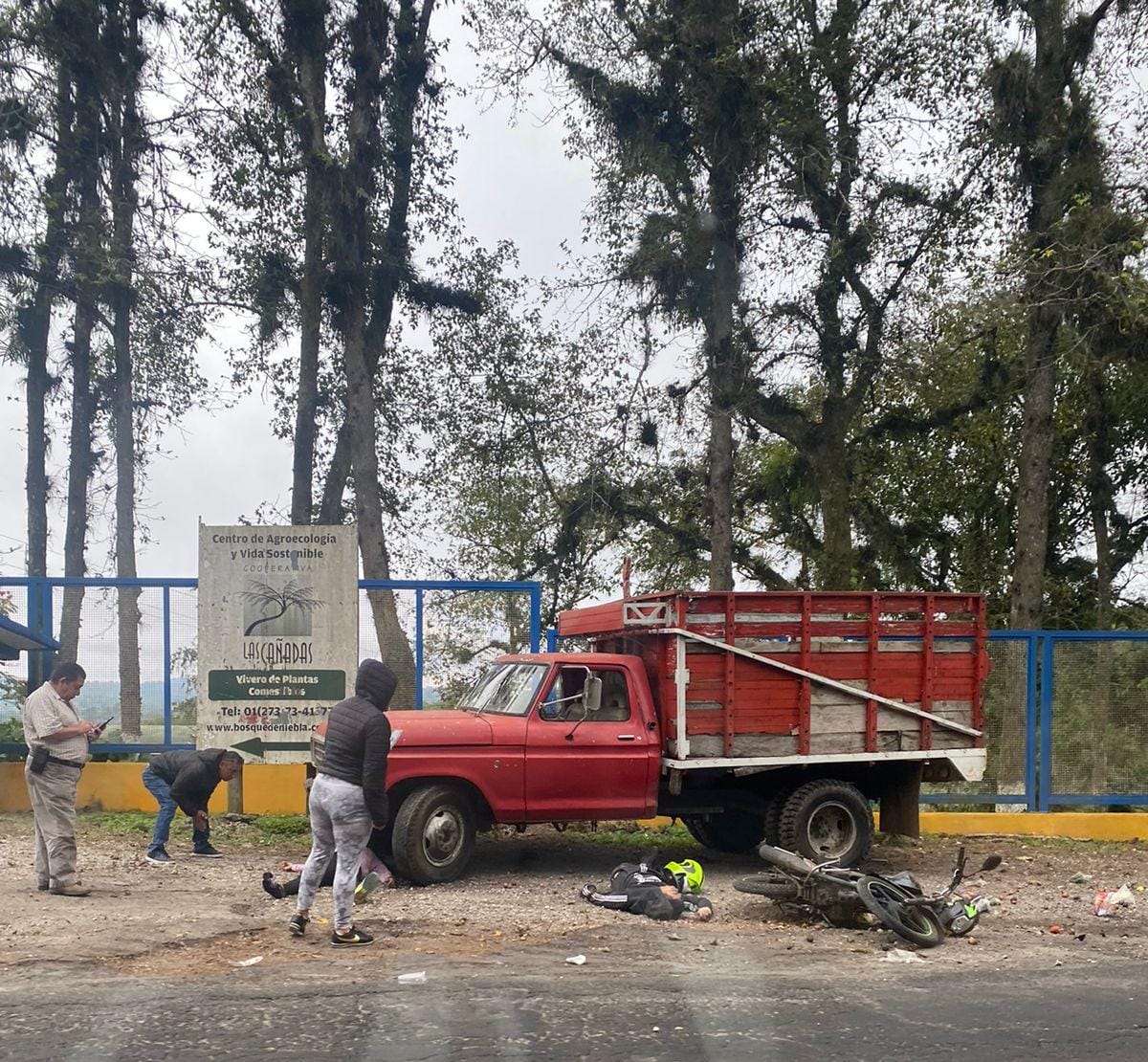 Accidente deja un hombre muerto y una mujer herida en Huatusco