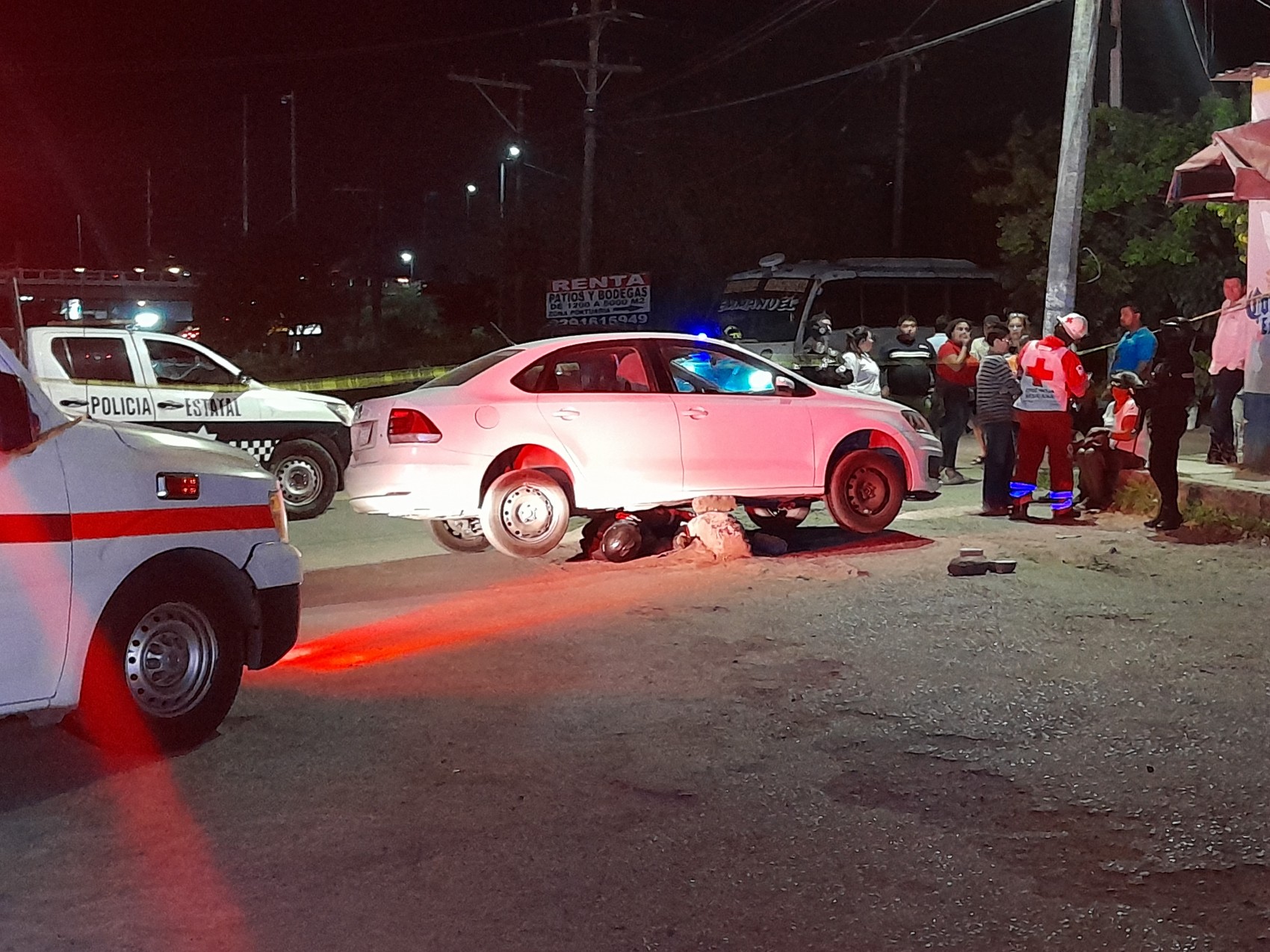 Motociclista muere atropellado por auto particular en la autopista Veracruz-Cardel