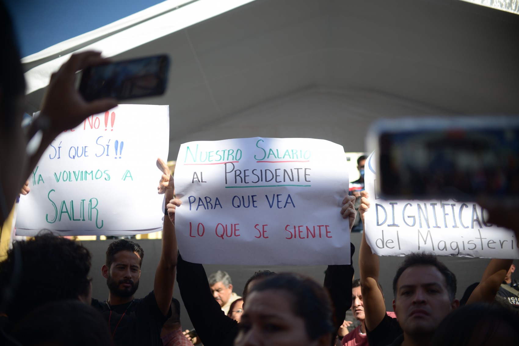 Maestros se manifiestan en desfile para exigir incremento salarial