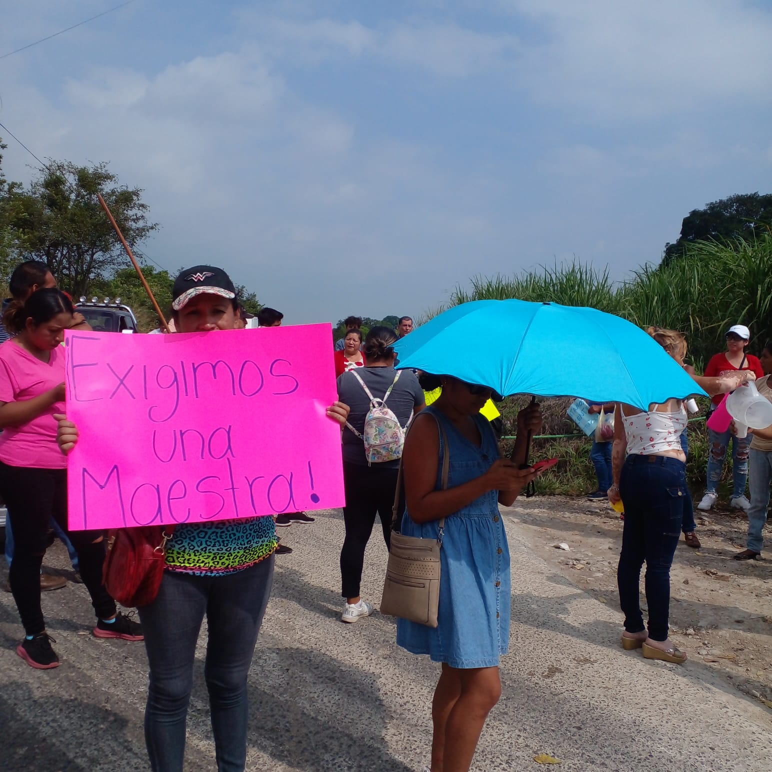 Madres de familia toman carretera en Cuitláhuac, desde hace dos años escuela carece de maestra