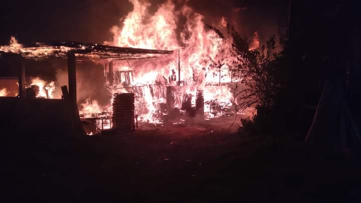 Incendio calcina vivienda y aserradero en Soledad Atzompa