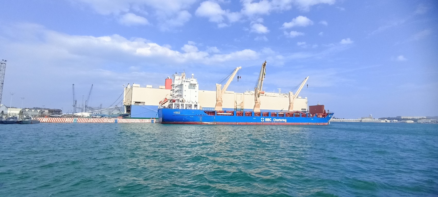 Rachas alcanzan los 98.5 km/h en la bahía sur del puerto de Veracruz