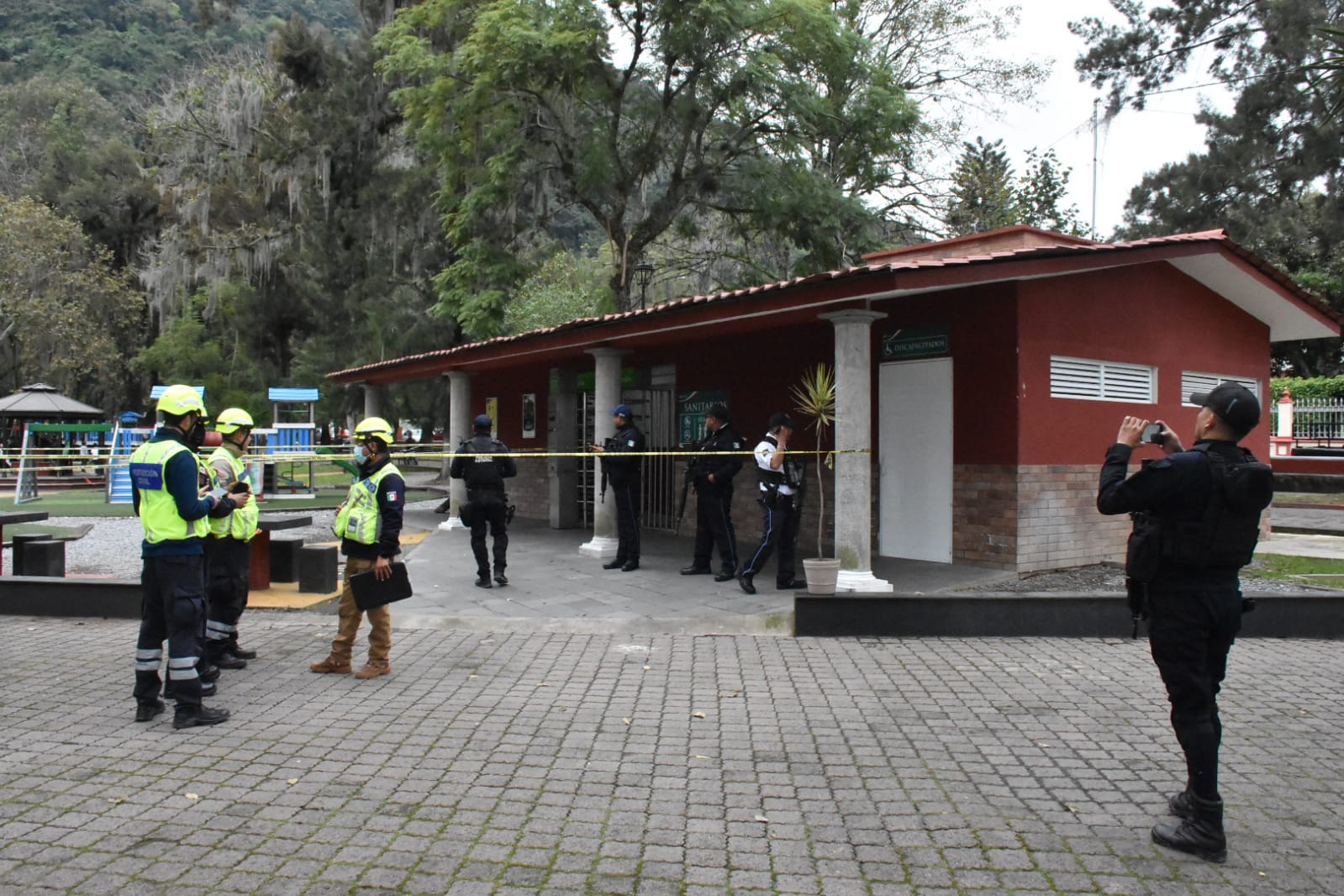 Hombre es encontrado sin vida afuera de los sanitarios de la Alameda Cri-Cri