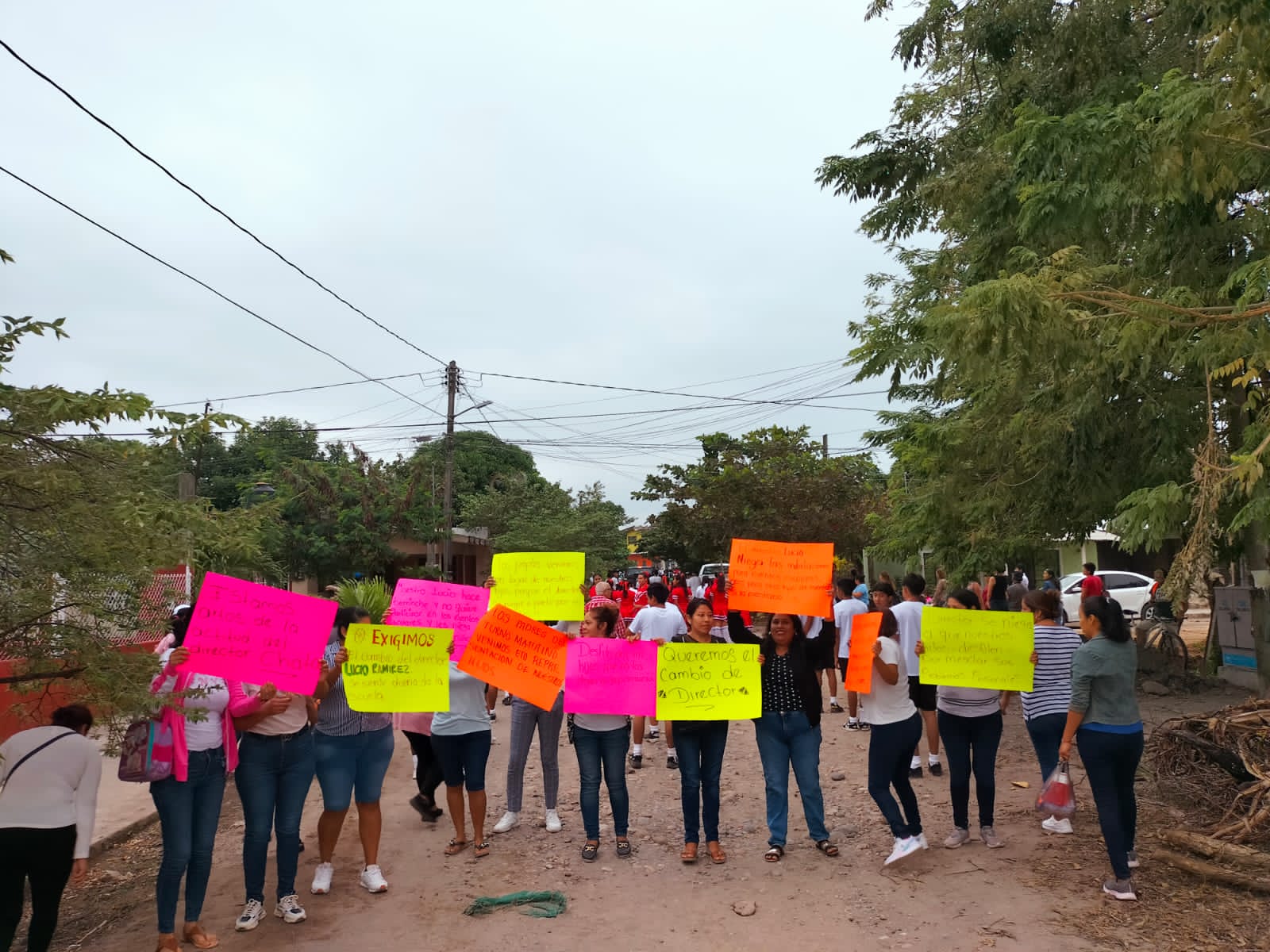 Padres de familia exigen destitución de director de escuela primaria en Casitas