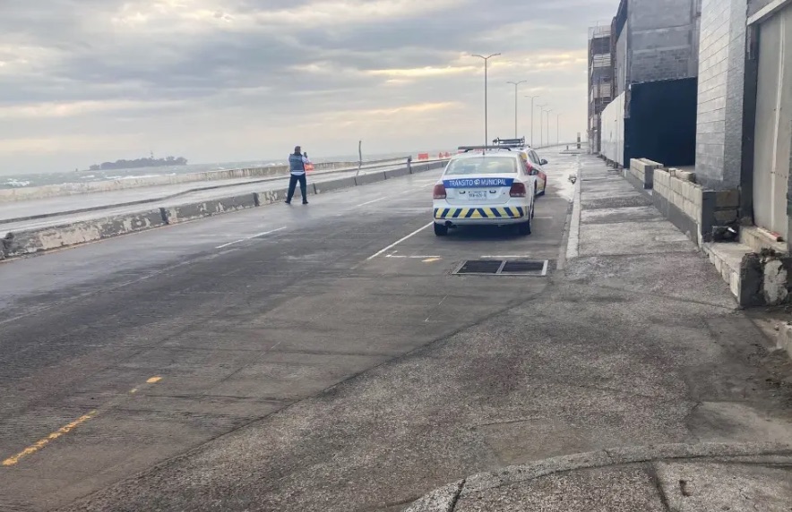 Dos autos con daños, caída de postes y cables reventados provoca el norte en Veracruz puerto