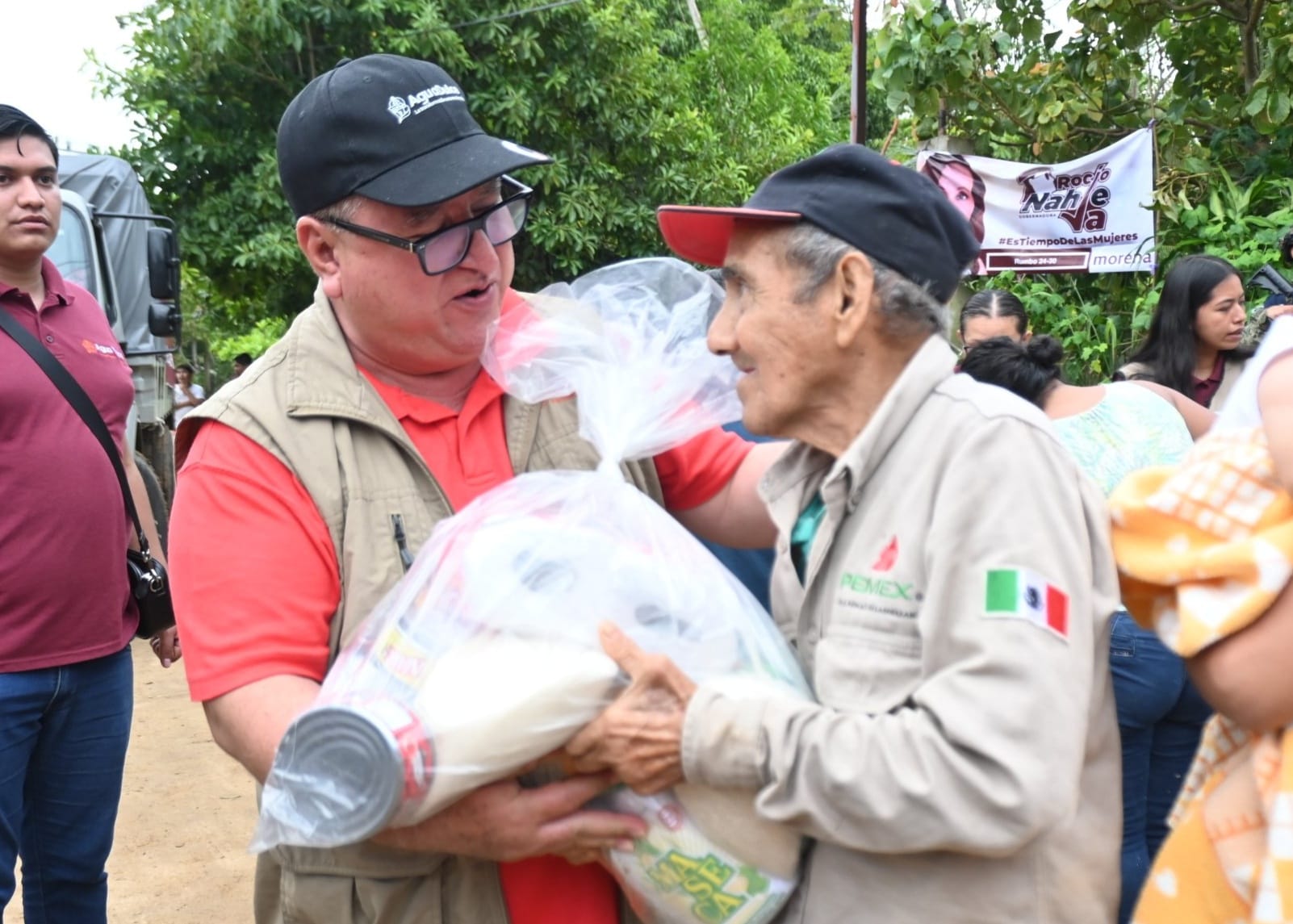 Entrega el alcalde Noé Castillo Olvera, más de mil paquetes alimentarios a familias damnificadas