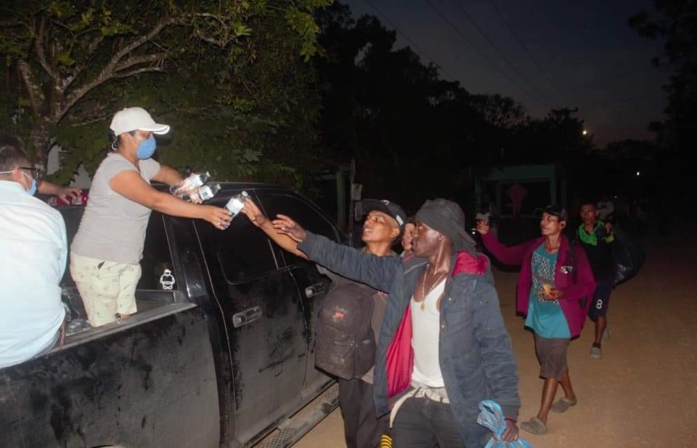 Migrantes que viajan en “Latinoamerica Unida” son discriminados en Sayula de Alemán