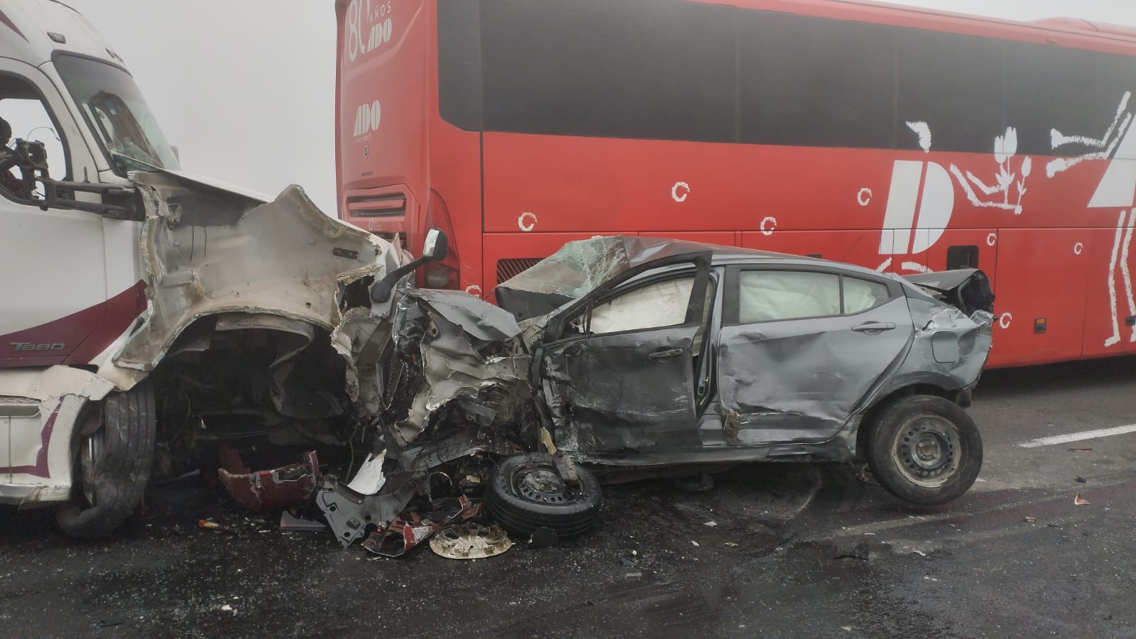Carambola de doce vehículos en la autopista Orizaba-Puebla