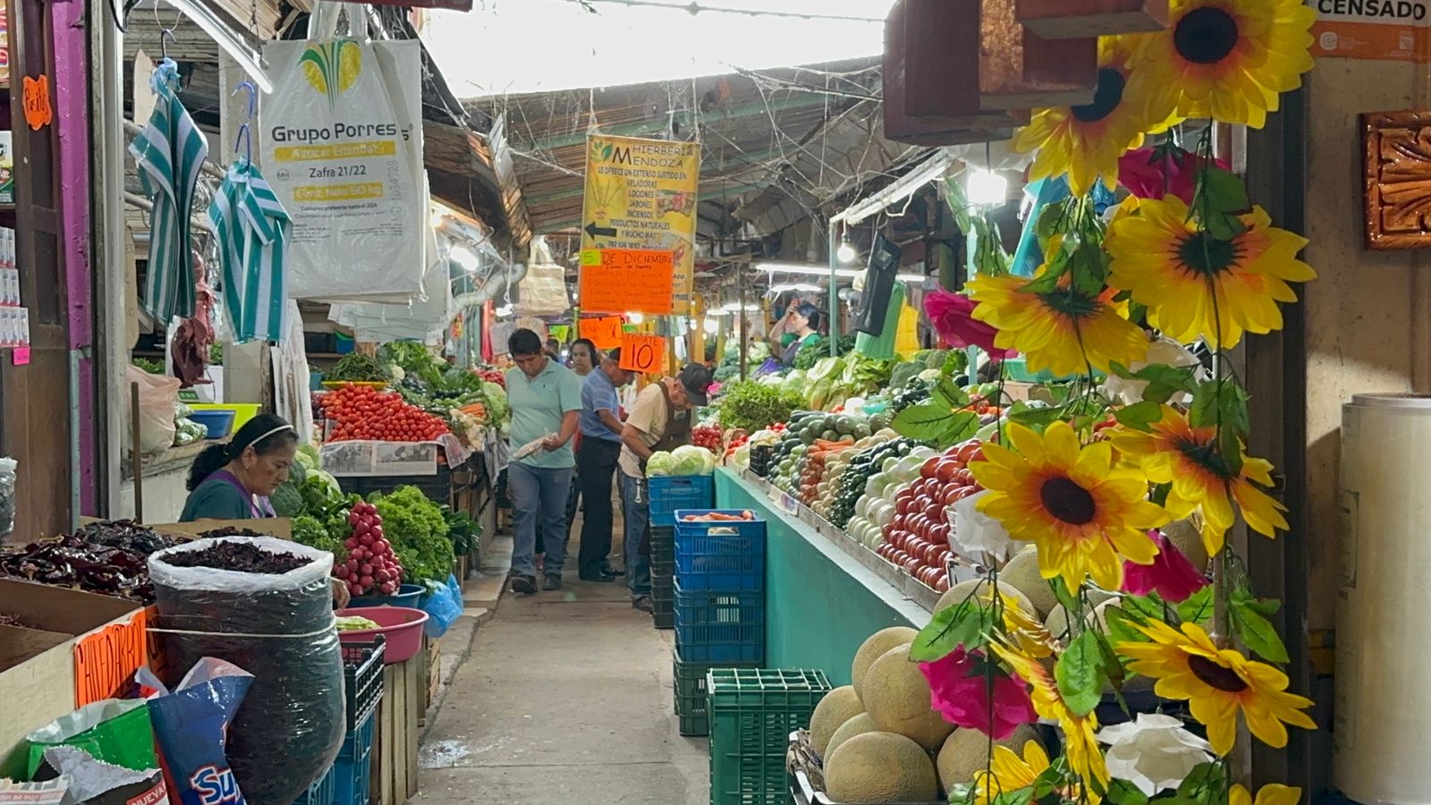 Por temporada decembrina hasta 6 mil personas llegan al mercado Poza Rica