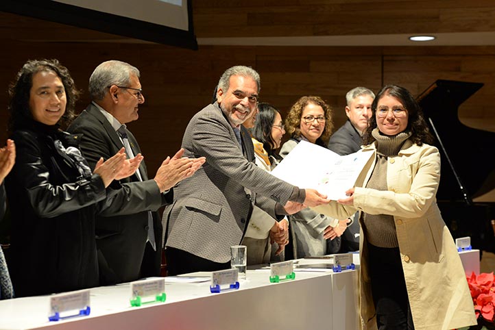 La academia no riñe con movimientos sociales: egresada de posgrado UV
