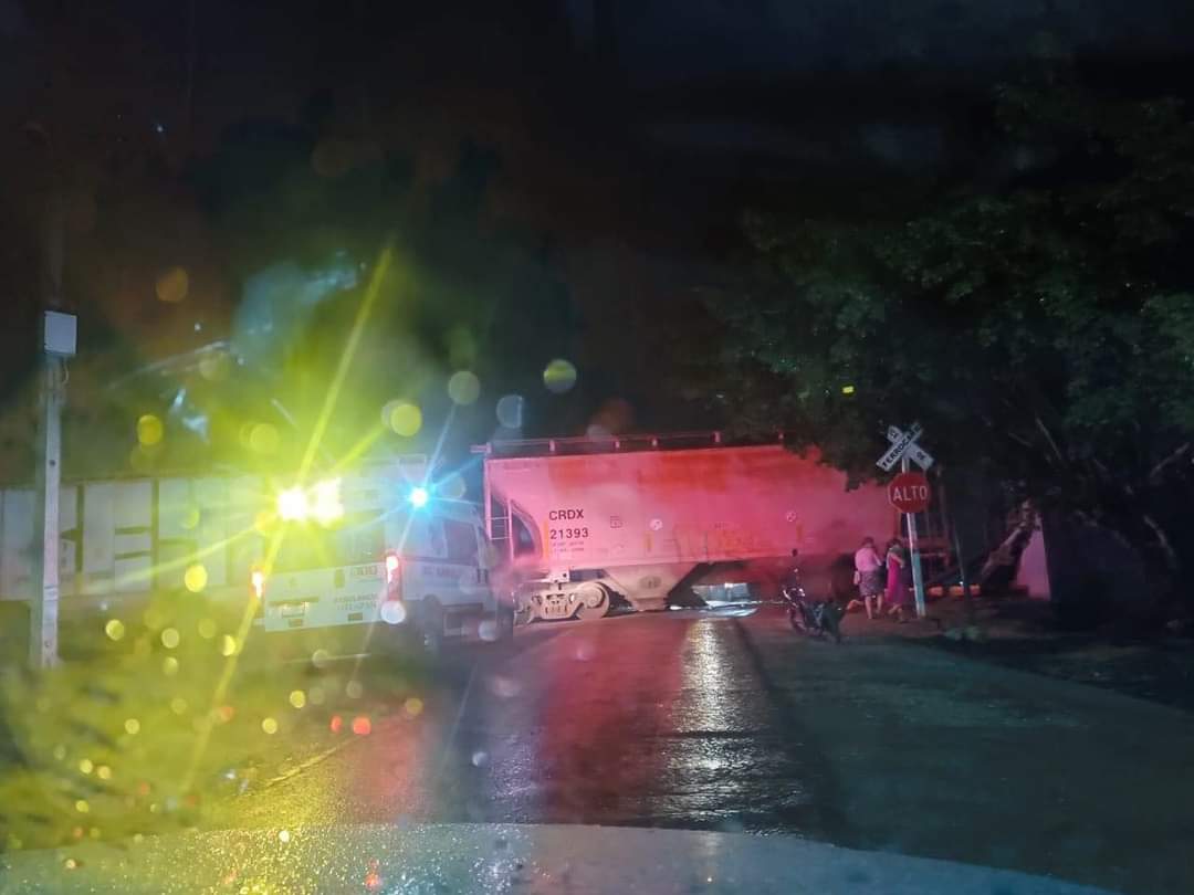 Tren embiste pipa que intentó ganarle el paso en Oteapan