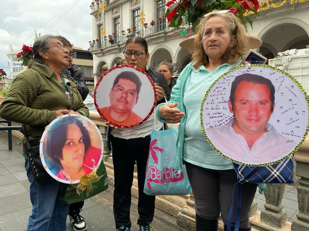 Colocan esferas con los rostros de personas desaparecidas en árbol del Parque Juárez