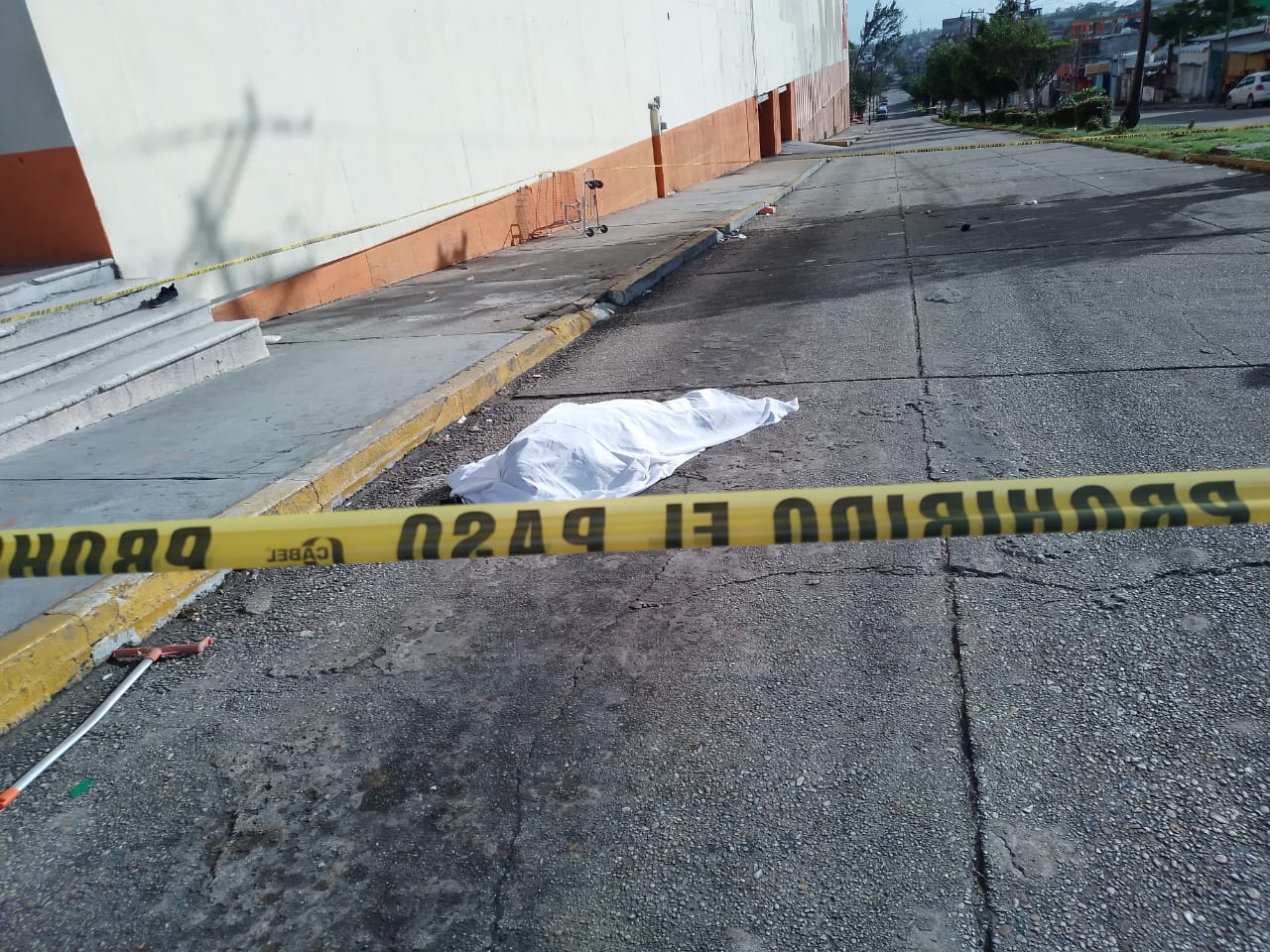 Atropellan a dos cerillos de supermercado en Coatzacoalcos ; uno pierde la vida