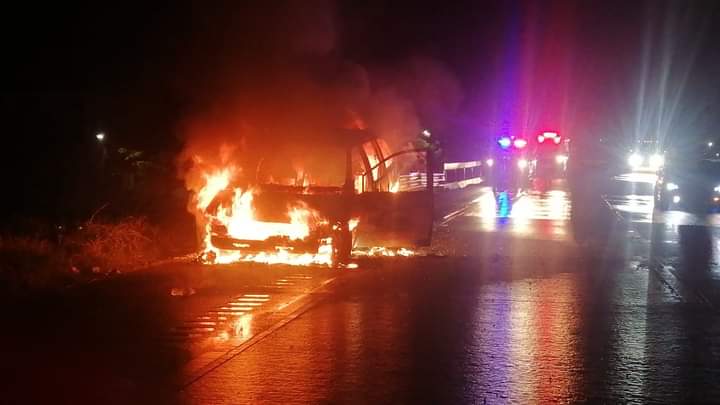 Se incendia camioneta sobre la autopista Córdoba-Orizaba