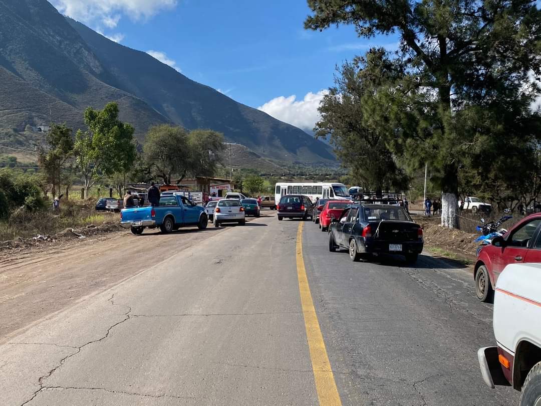 En Acultzingo llevan tres días sin electricidad, bloquean carretera Orizaba-Tehuacán por segundo día