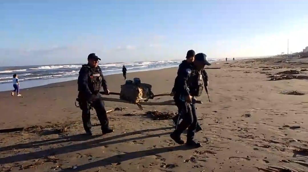 Recala caja y envoltorios de presunto droga en playa de Coatzacoalcos