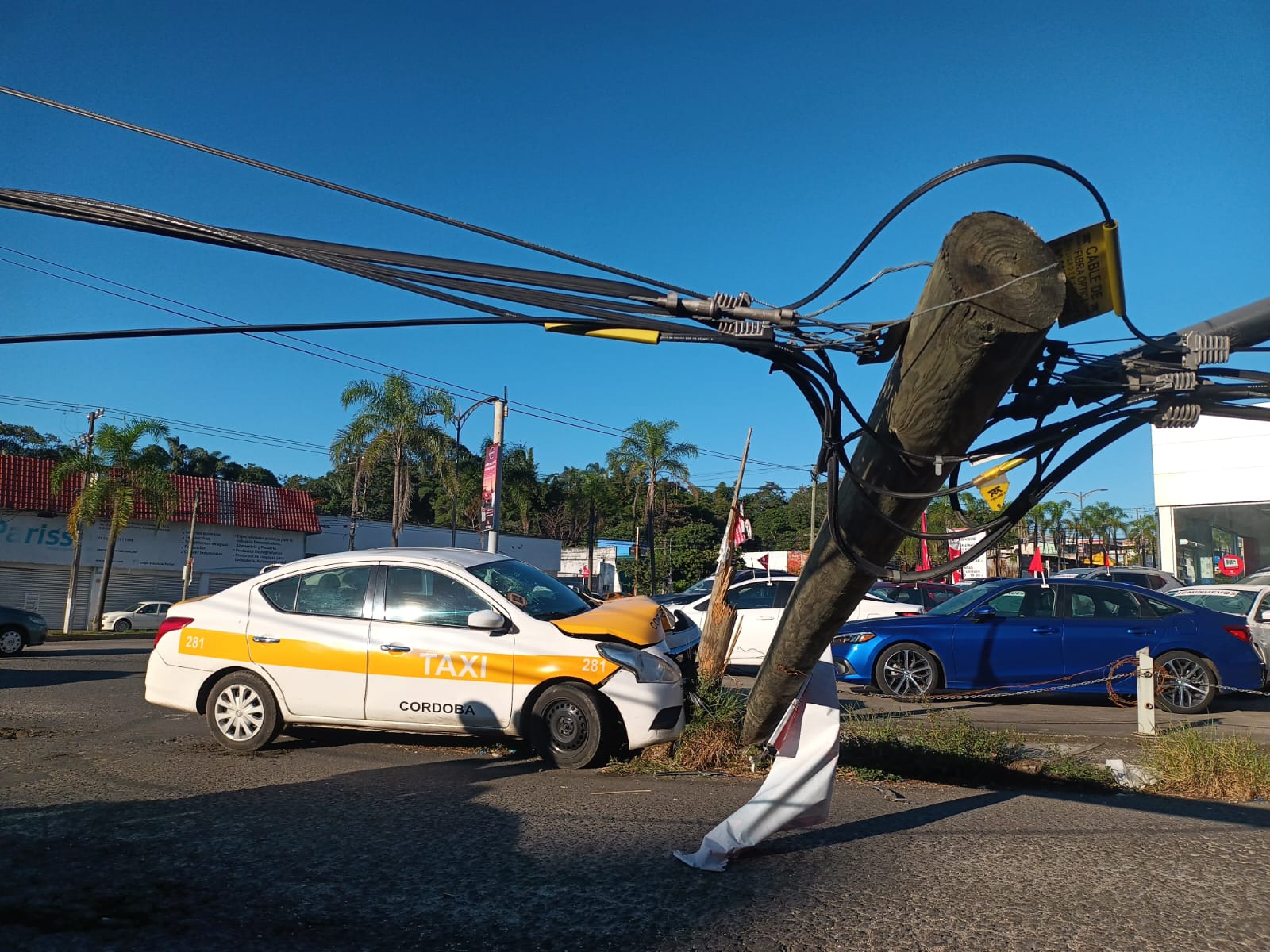 Taxi de Córdoba derriba poste de telefonía, una mujer lesionada