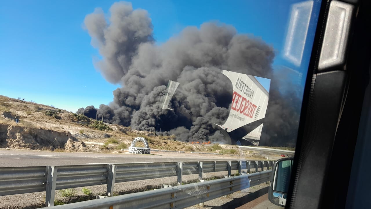 Vuelca tráiler cargado de gasolina en la autopista Orizaba-Puebla