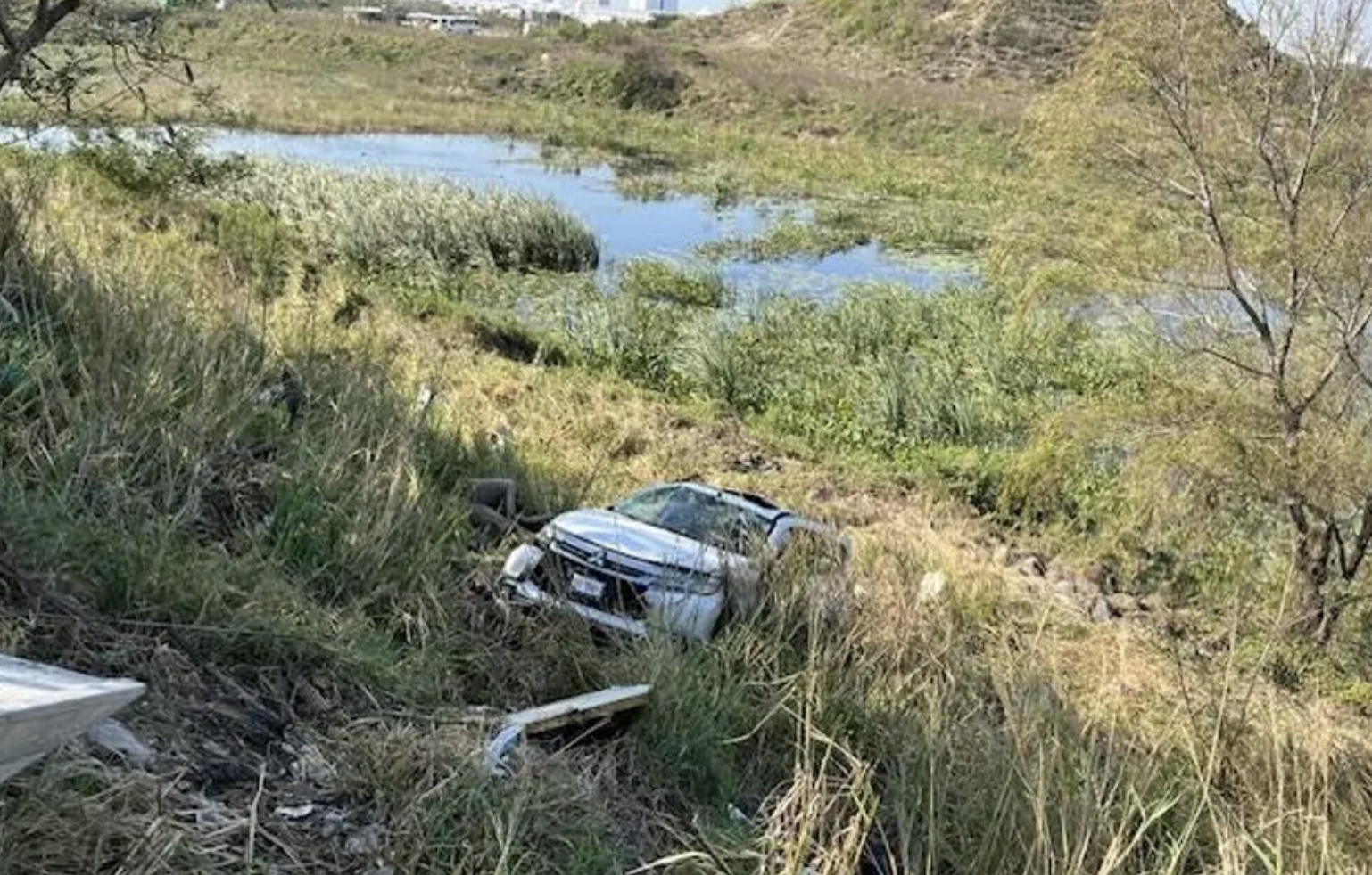 Hombre acaba con todo y camioneta sobre laguna de Veracruz