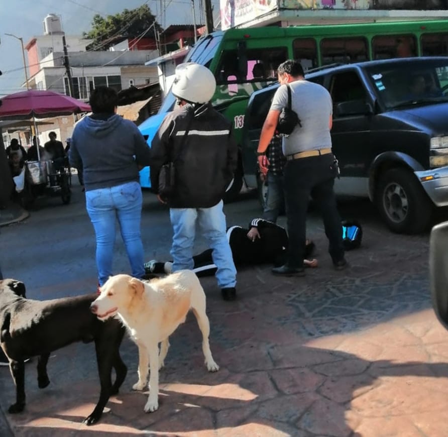 Mujer motociclista lesionada al chocar contra camioneta en Río Blanco