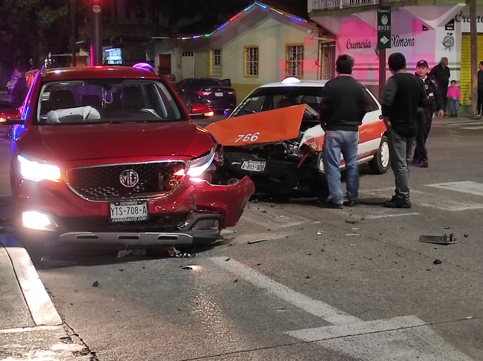 Un lesionado en choque de camioneta contra taxi en Orizaba