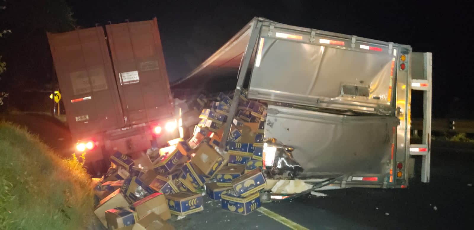 Vuelca camión cargado con plátano roatán en la autopista Orizaba-Puebla