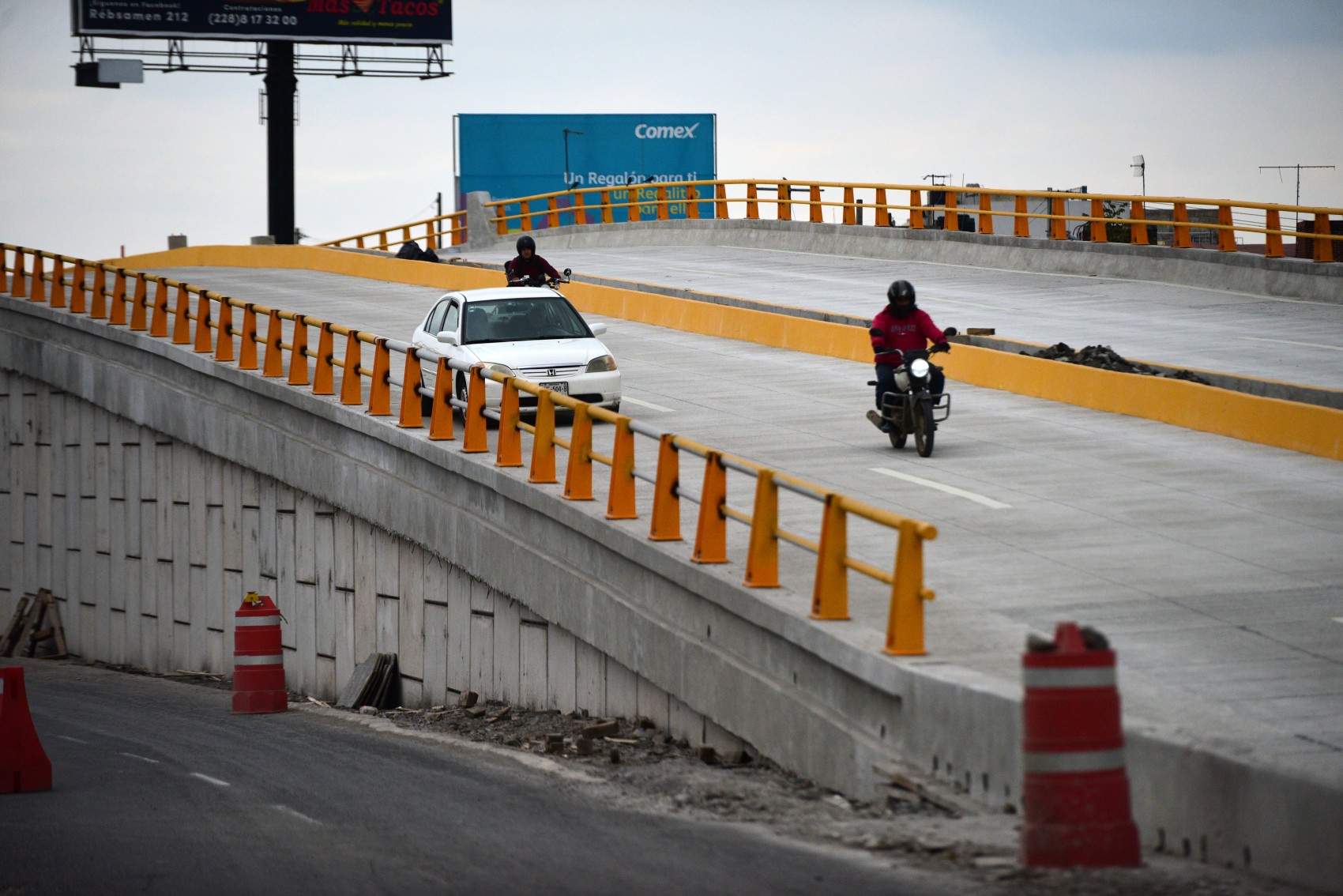 Con dos meses de retraso abren paso parcial por puente vehicular de Las Trancas