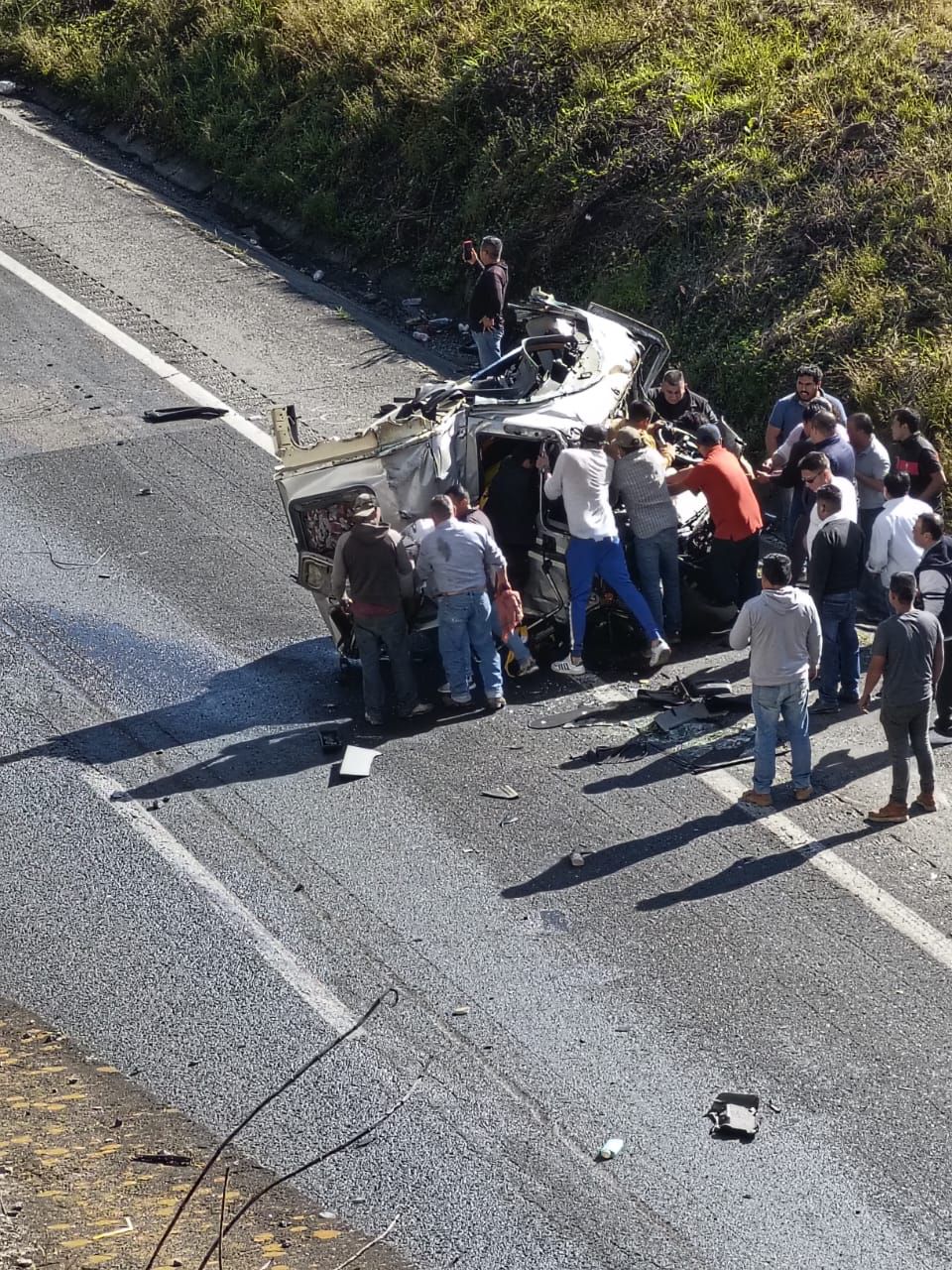 Un lesionado deja volcadura e incendio de tráiler en la autopista Puebla-Orizaba