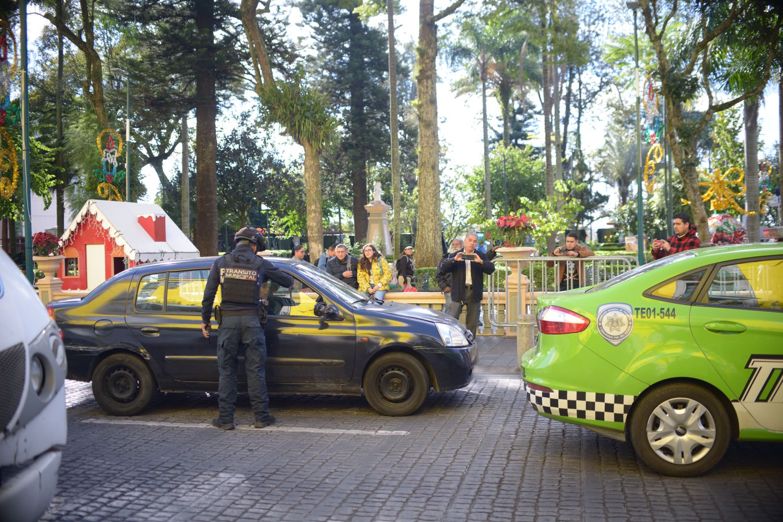Estudiantes se impactan contra dos autos al tratar de evitar ser detenidos en el centro de Xalapa