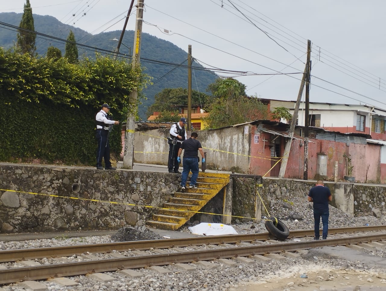 Mujer muere al caer de escalinatas junto a vías del ferrocarril en Orizaba