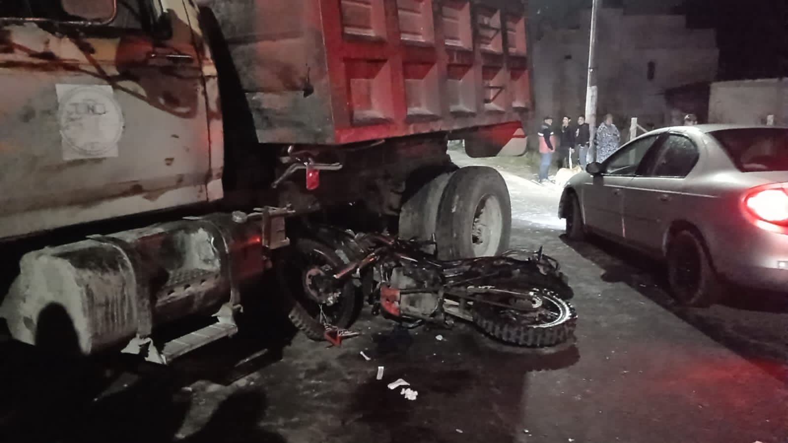 Motociclista muere tras chocar contra las llantas traseras de camión materialista