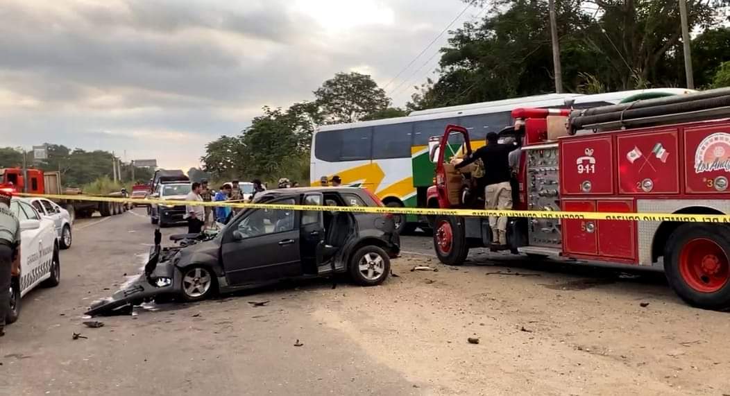 Conductor ebrió choca contra autobús y fallece su esposa e hija de cinco años