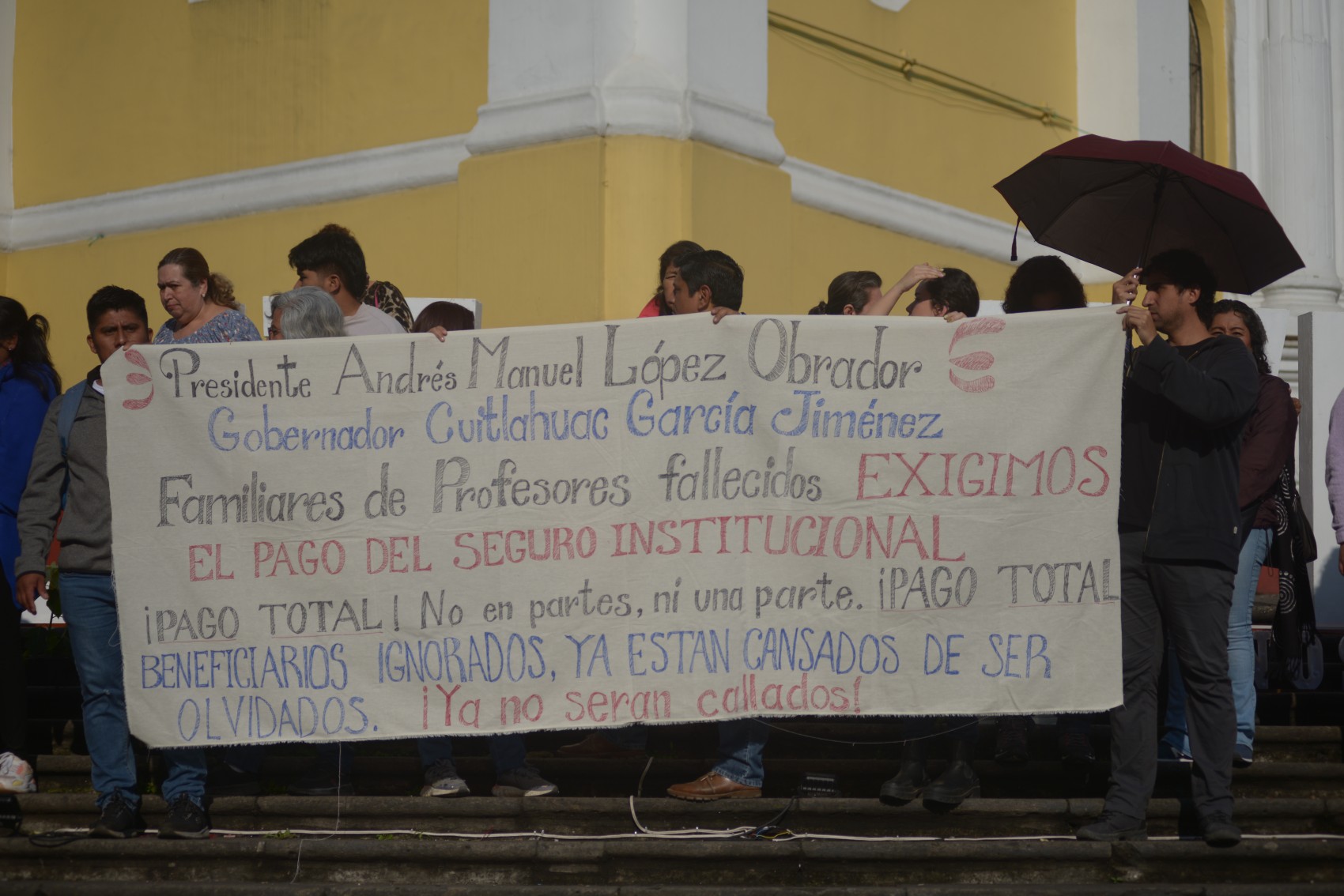 Siguen sin pagar el seguro institucional a maestros fallecidos, reclaman familias