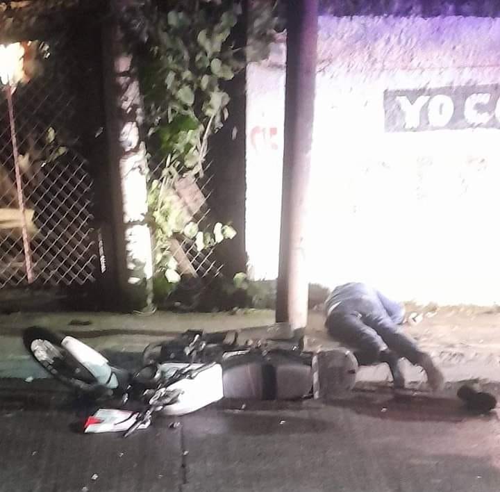 Motociclista muere al derrapar y chocar contra poste en Orizaba