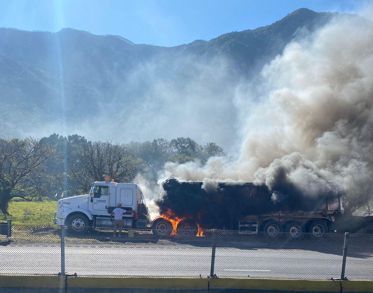 Tráiler se incendia en Autopista 150D Ciudad Mendoza – Orizaba