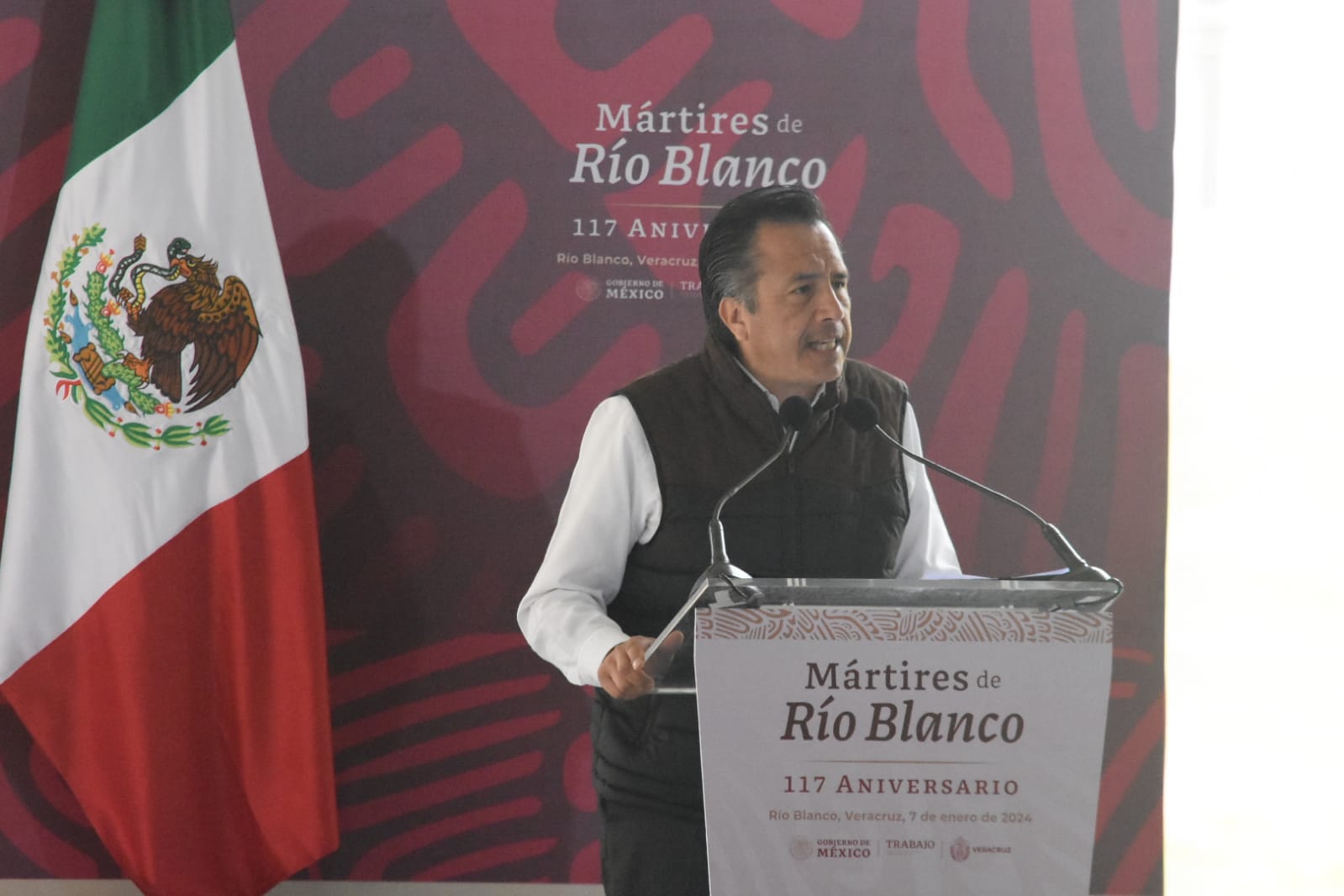 Abuchean a Cuitláhuac en el aniversario de los Mártires de Río Blanco