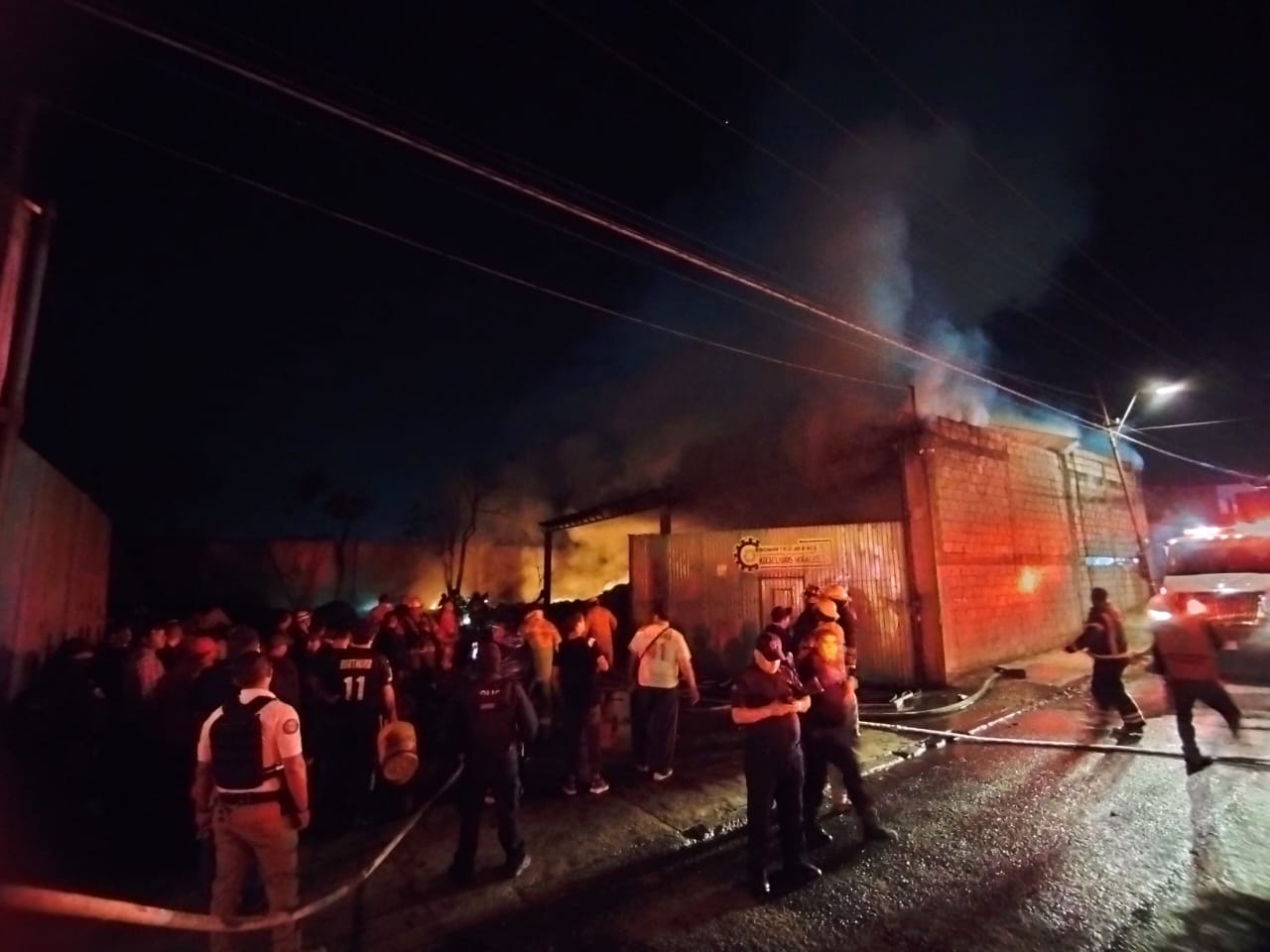 Se incendia bodega de reciclaje en Nogales