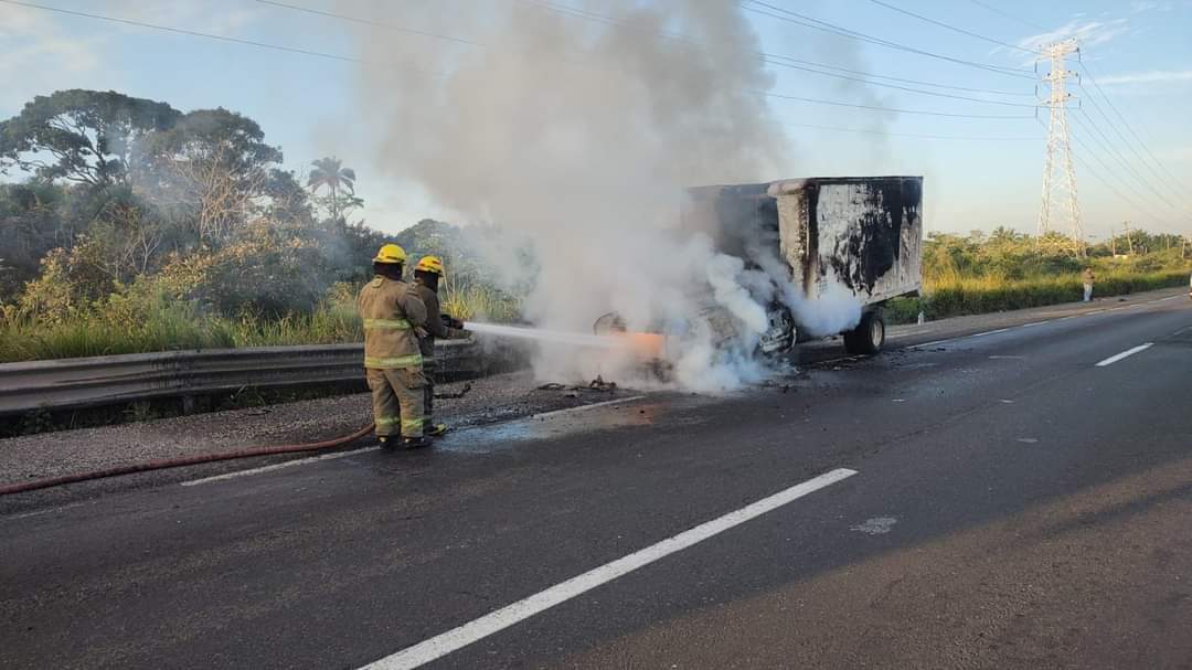 Se incendia camioneta cargada de Maseca en autopista Cosoleacaque – Nuevo Teapa